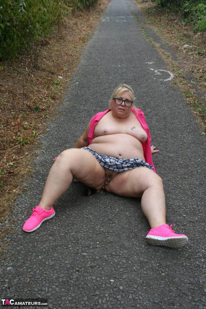 Granny exhibitionist with a big belly exposes her cunt and ...